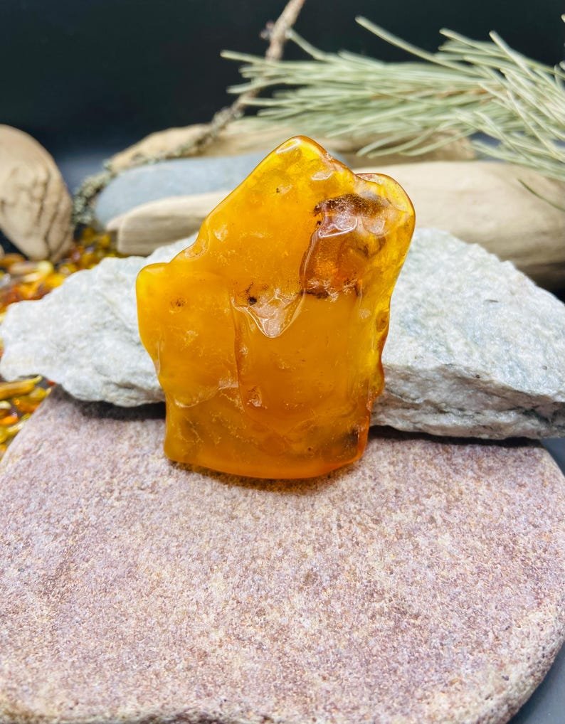 Liels Baltijas Dzintara gabals ar dabiski veidojušos caurumu