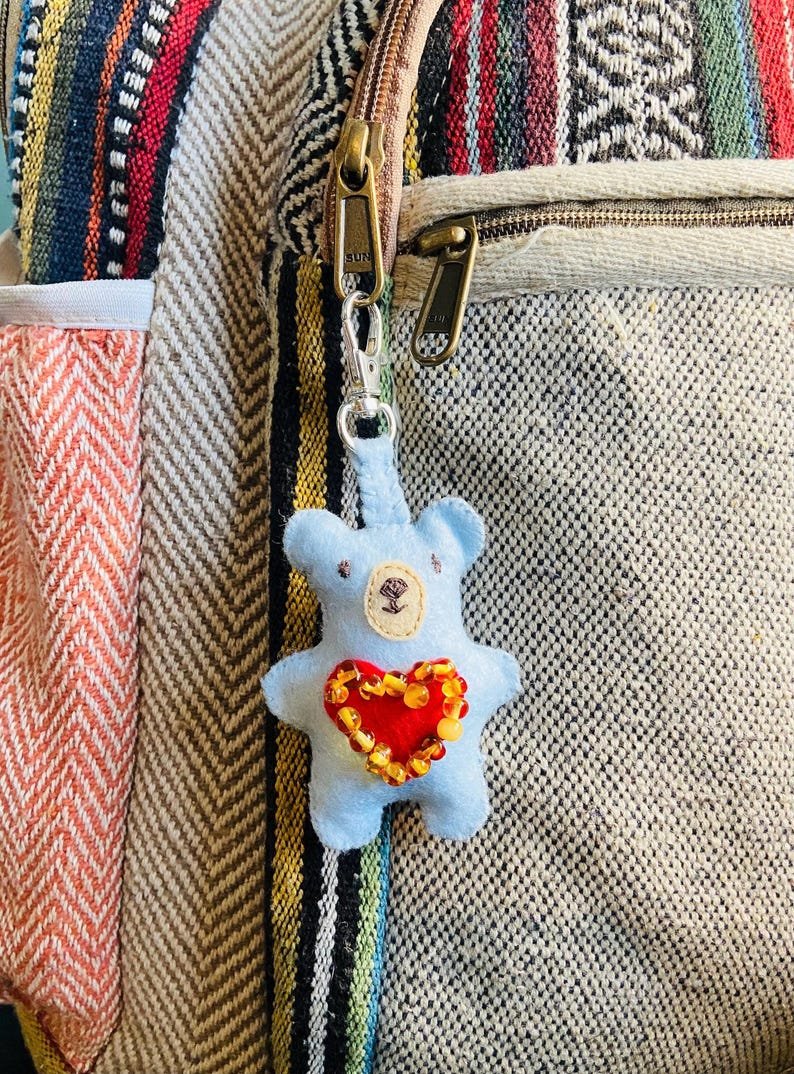 56548094-r-il-a8b552-7385331075-il_794xN.7385331075_o7xv Roku šūti krāsainie lāči bērniem - filca audums un Dzintara pērlītes