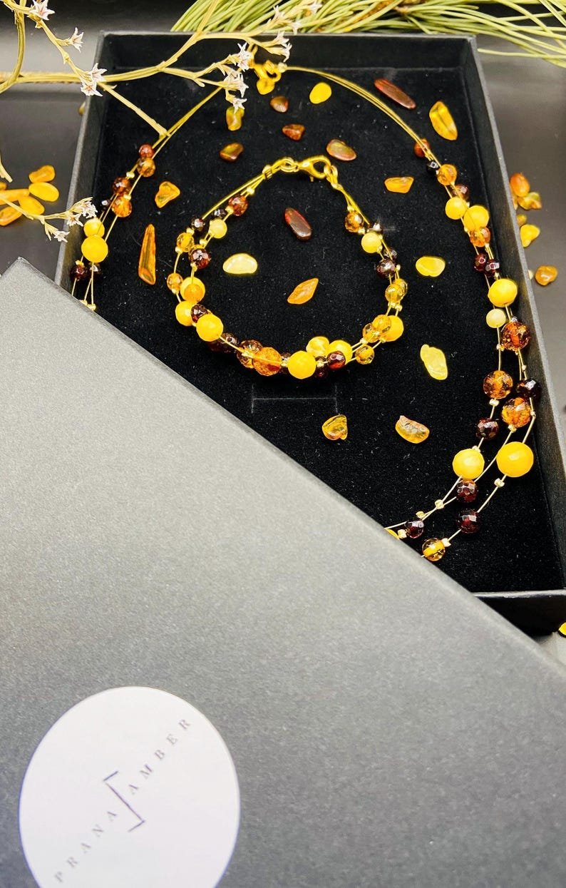 56548094-r-il-a8d889-6817263887-il_794xN.6817263887_8dgv Baltijas Dzintara trīs stiepļu aproces un kaklarotas komplekts