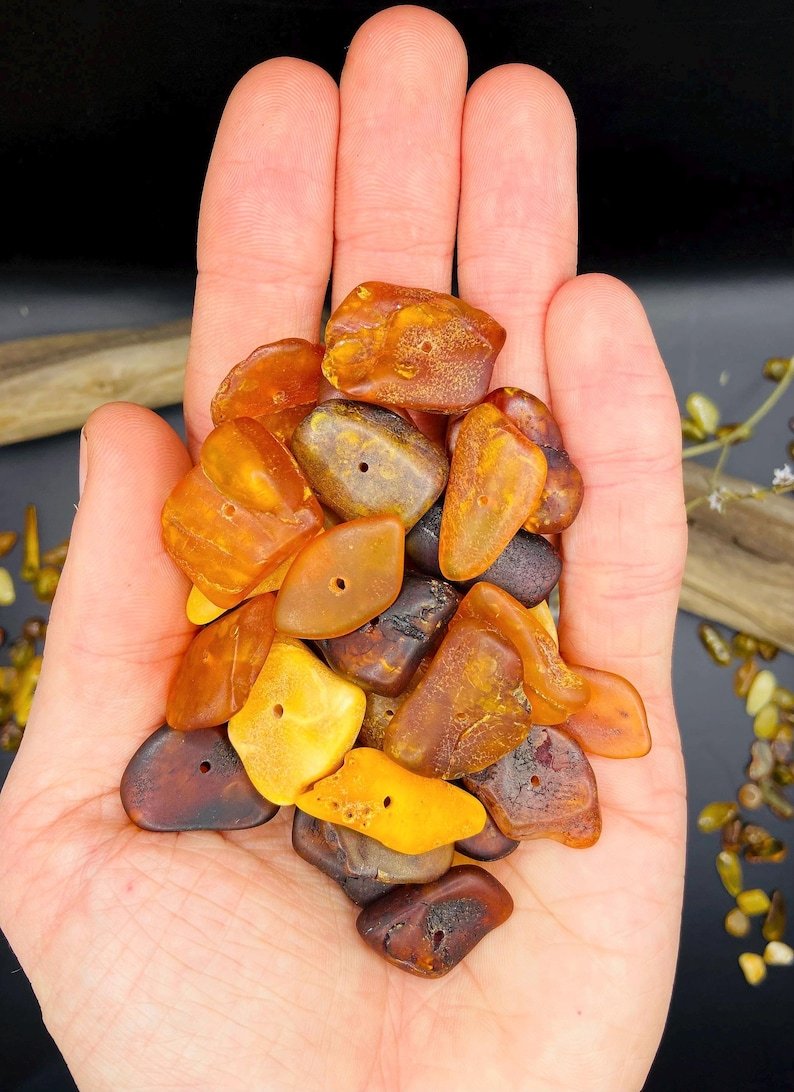 Daudzkrāsainas lielizmēra šķeltās Dzintara pērlītes, daļēji pulētas