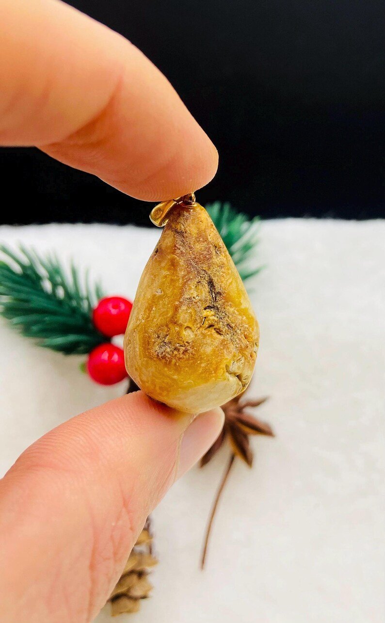 Neapstrādāts un elegants Dzintara kulons abiem dzimumiem