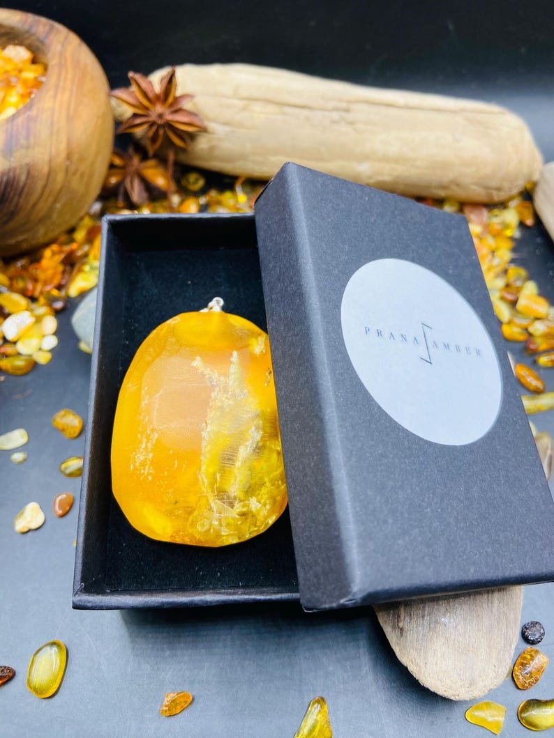 Milzīgs oranžas krāsas Dzintara kulons ar sudraba detaļu