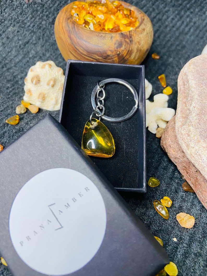 56548094-r-il-b910ea-6729063318-il_794xN.6729063318_63xv Citrona krāsas Baltijas Dzintara atslēgu piekariņš