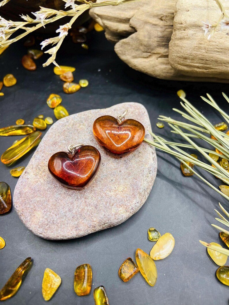 56548094-r-il-b9dc7a-6980194289-il_794xN.6980194289_fvpb Smalkas Dzintara sirsniņas ķiršu krāsā, Valnetīndienas dāvana