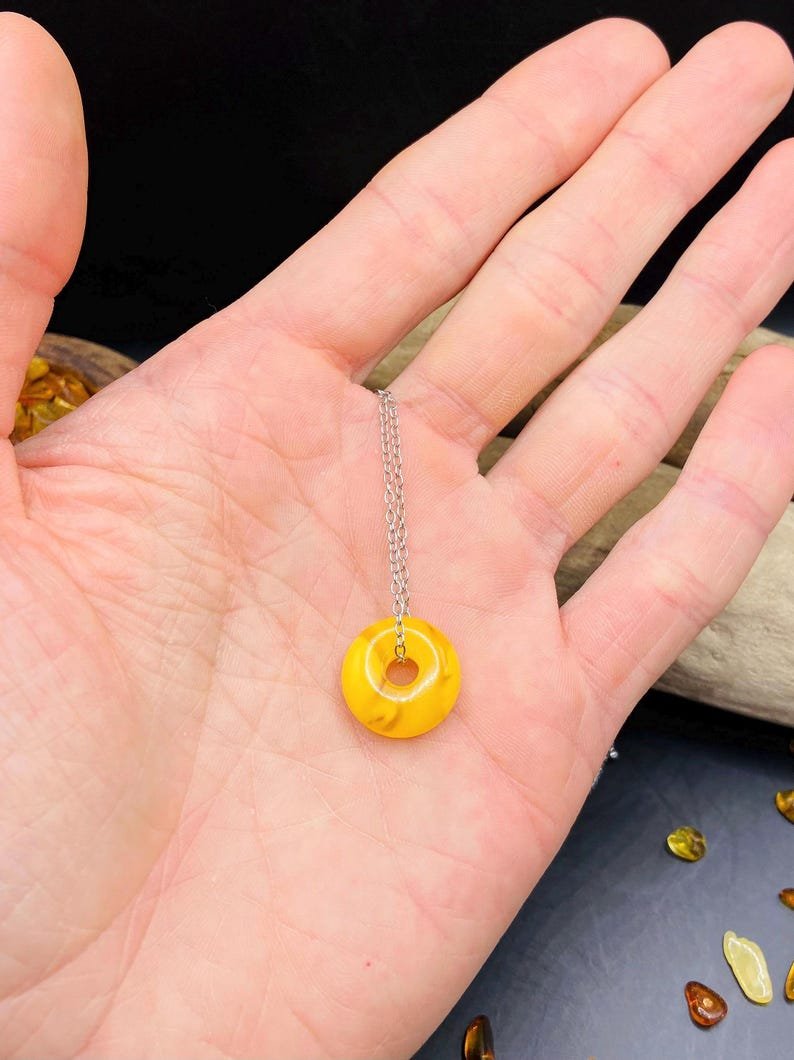 56548094-r-il-ba7fdb-6910168355-il_794xN.6910168355_g9t9 Izsmalcināts Dzintara dzeltens virtulis ar nerūsējošā tērauda ķēdīti