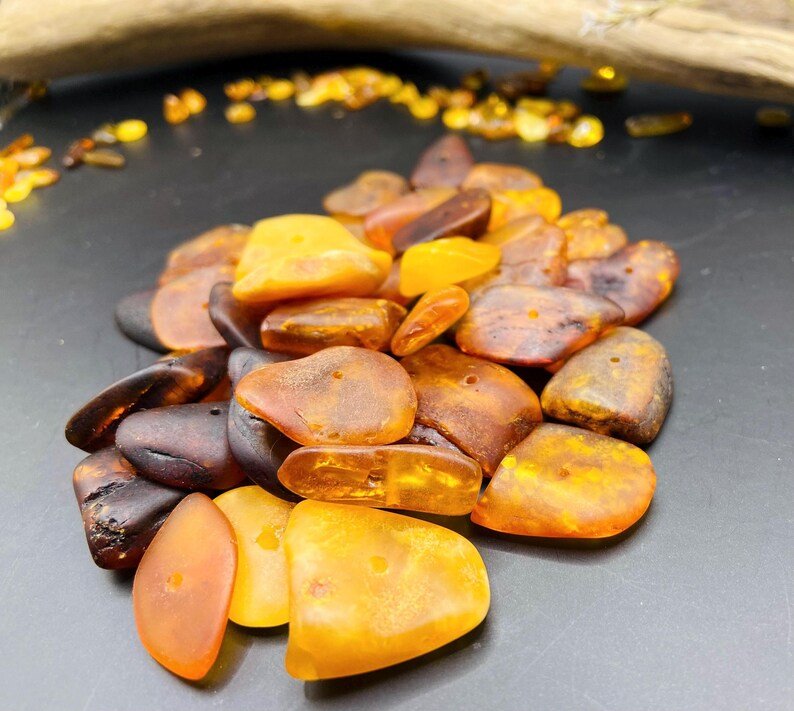 Daudzkrāsainas lielizmēra šķeltās Dzintara pērlītes, daļēji pulētas