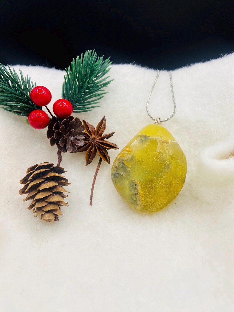 56548094-r-il-bd22a1-7412299696-il_794xN.7412299696_833i Liela izmēra zaļganīgi dzeltens Baltijas Dzintara kulons