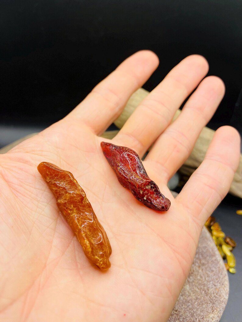 56548094-r-il-bf86c8-7398265899-il_794xN.7398265899_p0sf Mazi bet neparasti gari neapstrādāti dzintara gabaliņi