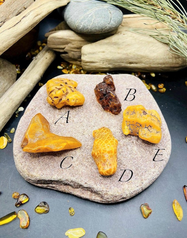 56548094-r-il-bfbd60-7253276762-il_794xN.7253276762_nzxb Autentiskas formas Baltijas Dzintara neapstrādāti akmentiņi