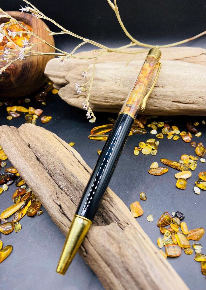 56548094-r-il-c407d8-6987575377-il_794xN.6987575377_cu3n Elegantas lodīšu pildspalvas ar dekoratīviem dzintara gabaliņiem