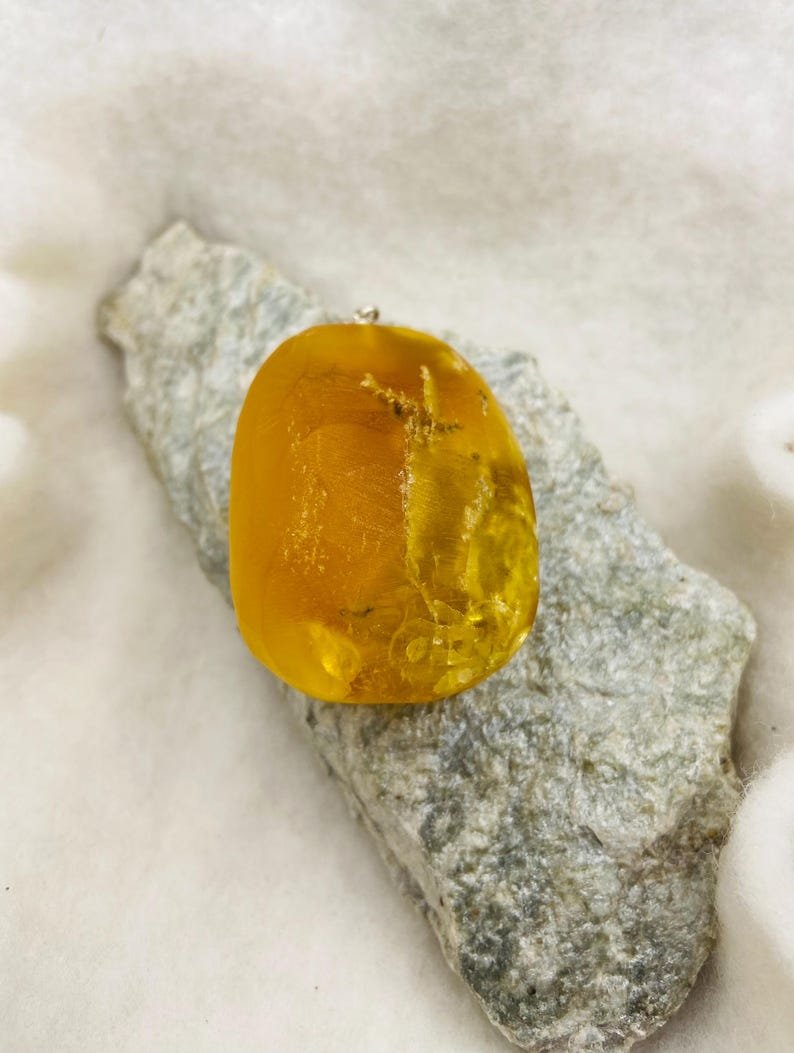 Milzīgs oranžas krāsas Dzintara kulons ar sudraba detaļu