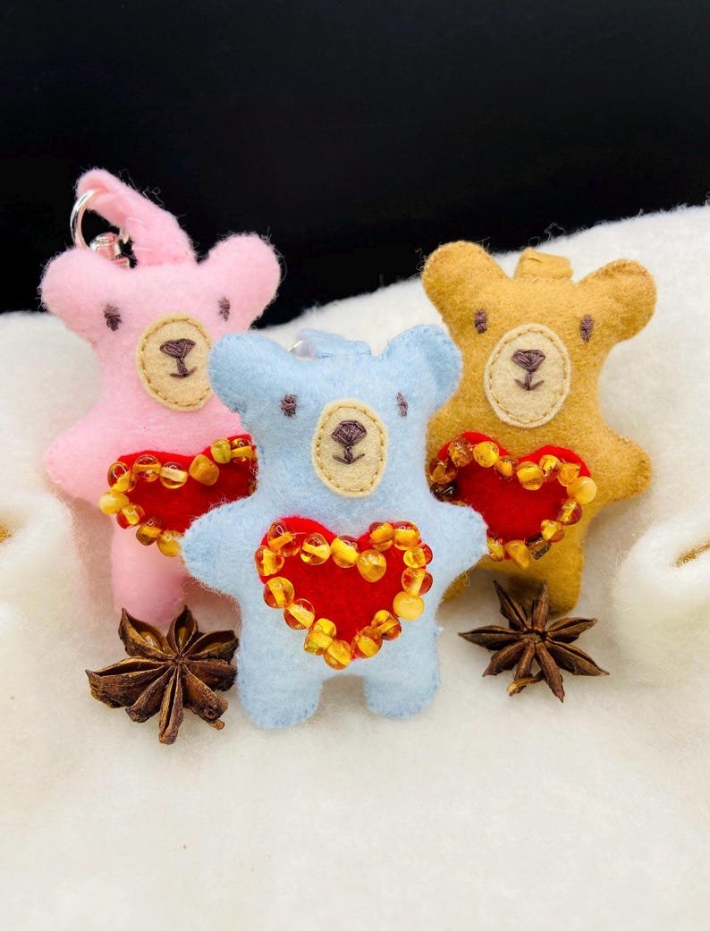 56548094-r-il-c6427e-7385328851-il_794xN.7385328851_5sn1 Roku šūti krāsainie lāči bērniem - filca audums un Dzintara pērlītes