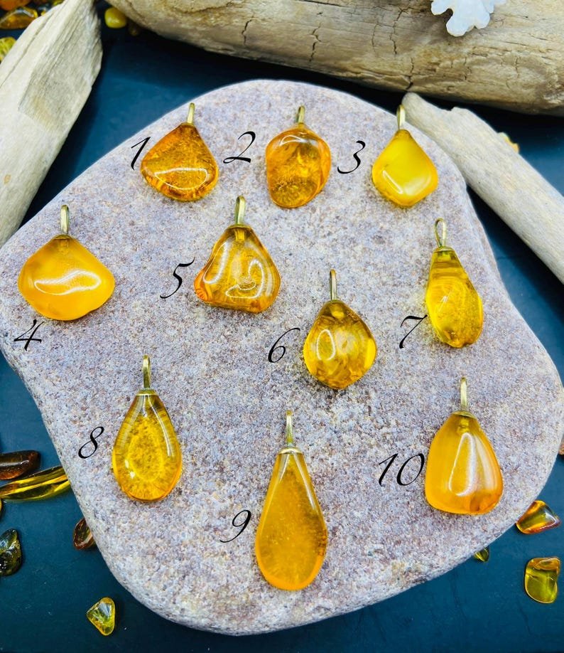 56548094-r-il-c7f2fe-6883052886-il_794xN.6883052886_48f1 Skaisti un Smalki Dzintara kuloni ar 18K apzeltītu ķēdīti