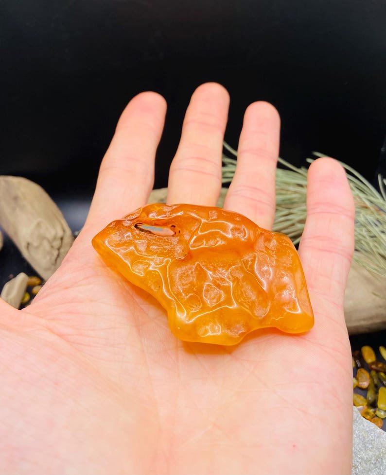 Liels Baltijas Dzintara gabals ar dabiski veidojušos caurumu