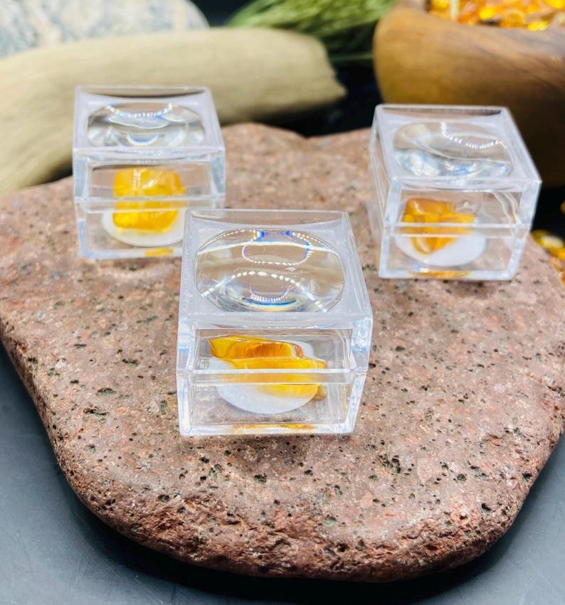 56548094-r-il-d03675-6850807631-il_794xN.6850807631_4ooa Miljoniem gadu vecs Dzintara gabaliņš ar palielināmo stikliņu