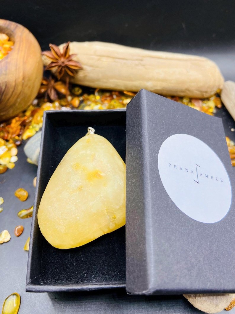 Unikāls Baltijas Dzintara liela izmēra kulons ar sudraba detaļu