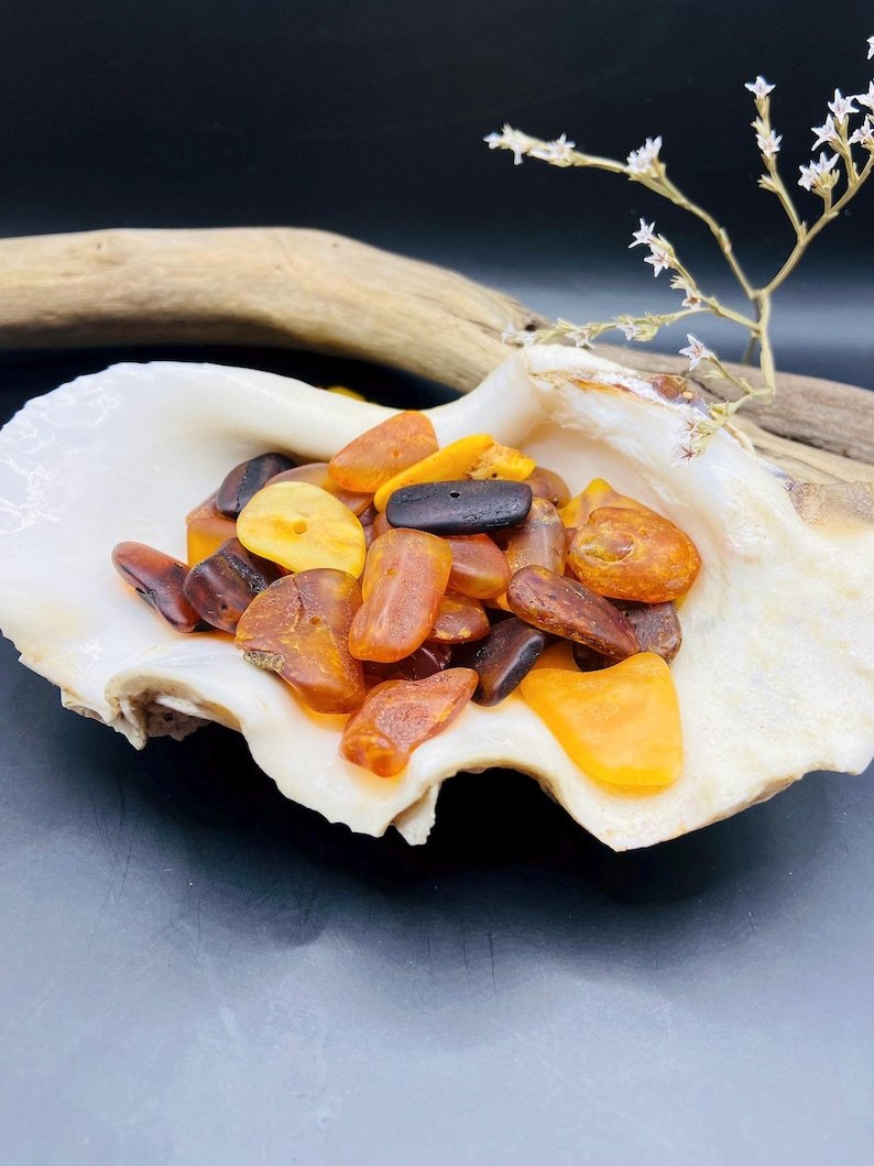 Daudzkrāsainas lielizmēra šķeltās Dzintara pērlītes, daļēji pulētas