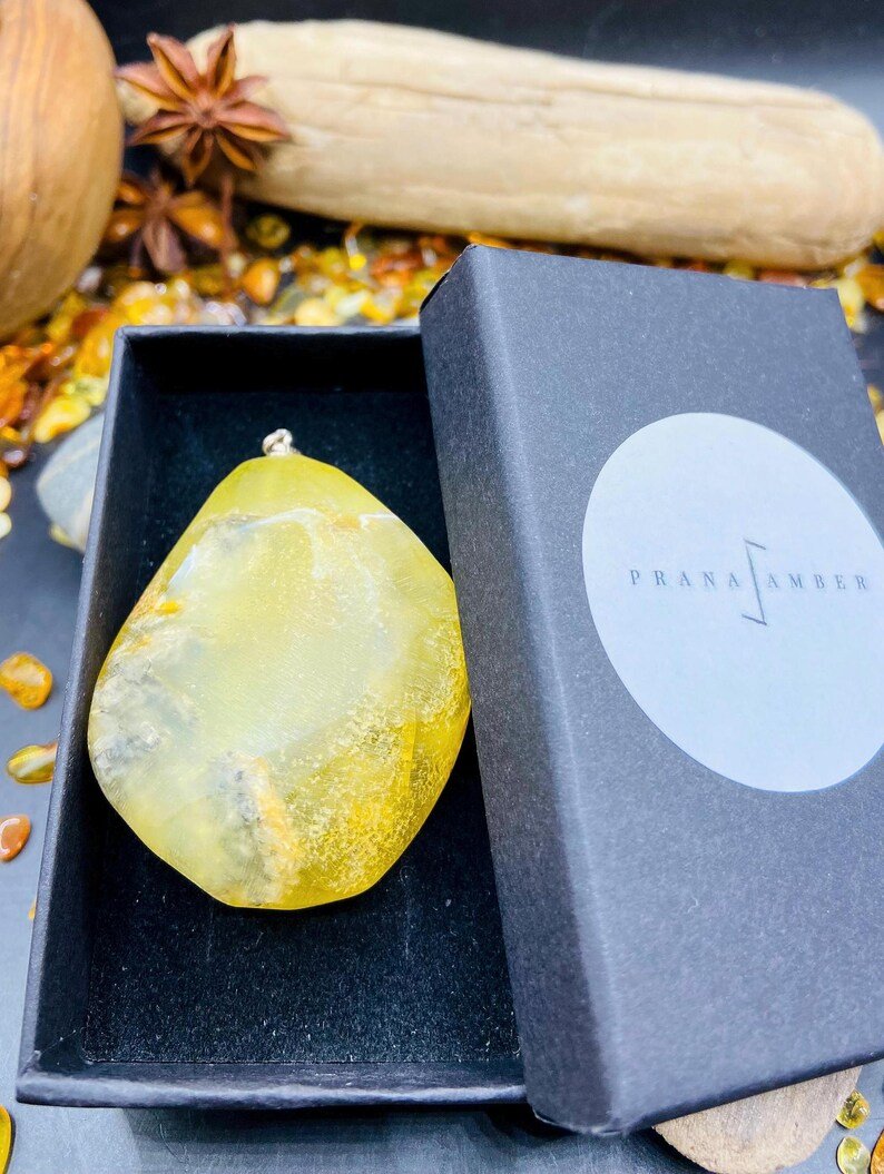 56548094-r-il-d3e203-7412305716-il_794xN.7412305716_a7n8 Liela izmēra zaļganīgi dzeltens Baltijas Dzintara kulons