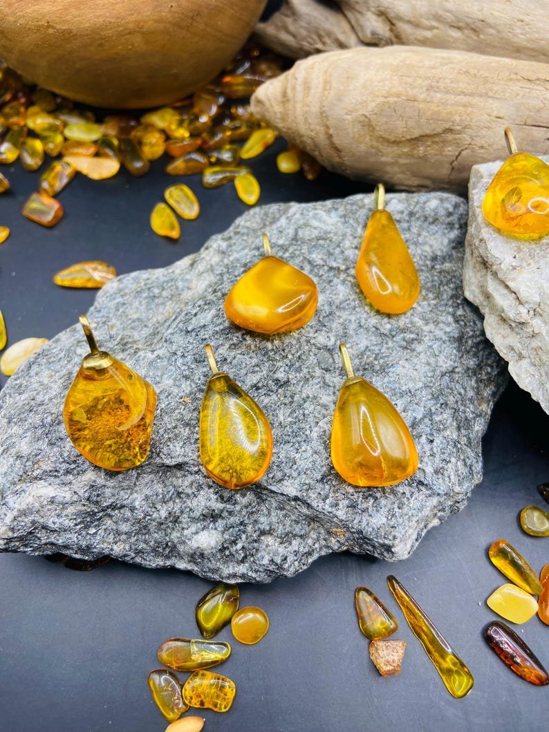 56548094-r-il-d52e4d-6883053008-il_794xN.6883053008_azbk Skaisti un Smalki Dzintara kuloni ar 18K apzeltītu ķēdīti