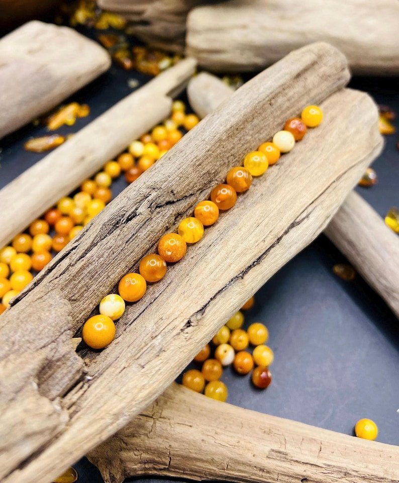 56548094-r-il-d6b827-7167534886-il_794xN.7167534886_qtt2 5-5.5mm Ugunīgas krāsas Baltijas Dzintara apaļās pērlītes