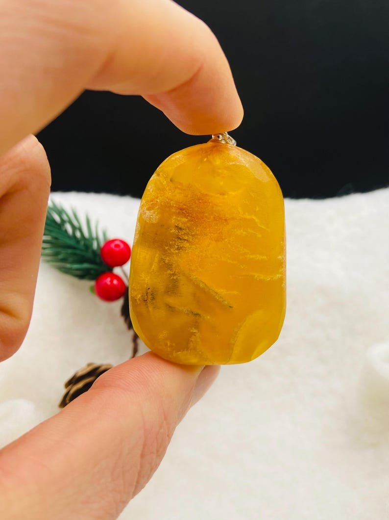 Milzīgs oranžas krāsas Dzintara kulons ar sudraba detaļu