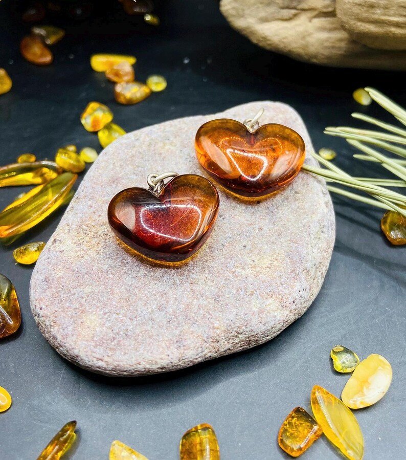 56548094-r-il-dc279a-6980195309-il_794xN.6980195309_3lvy Smalkas Dzintara sirsniņas ķiršu krāsā, Valnetīndienas dāvana