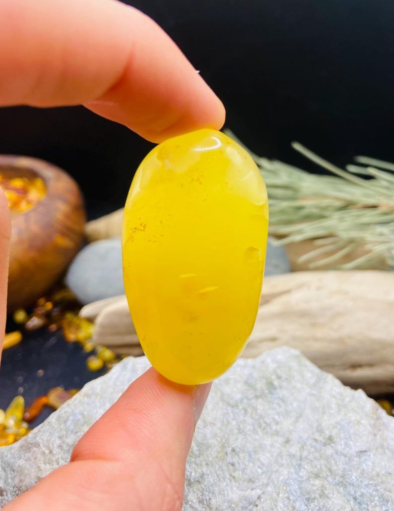 Skaisti pulēts olu dzeltenuma krāsas Dzintara Kabahons, 20 grami