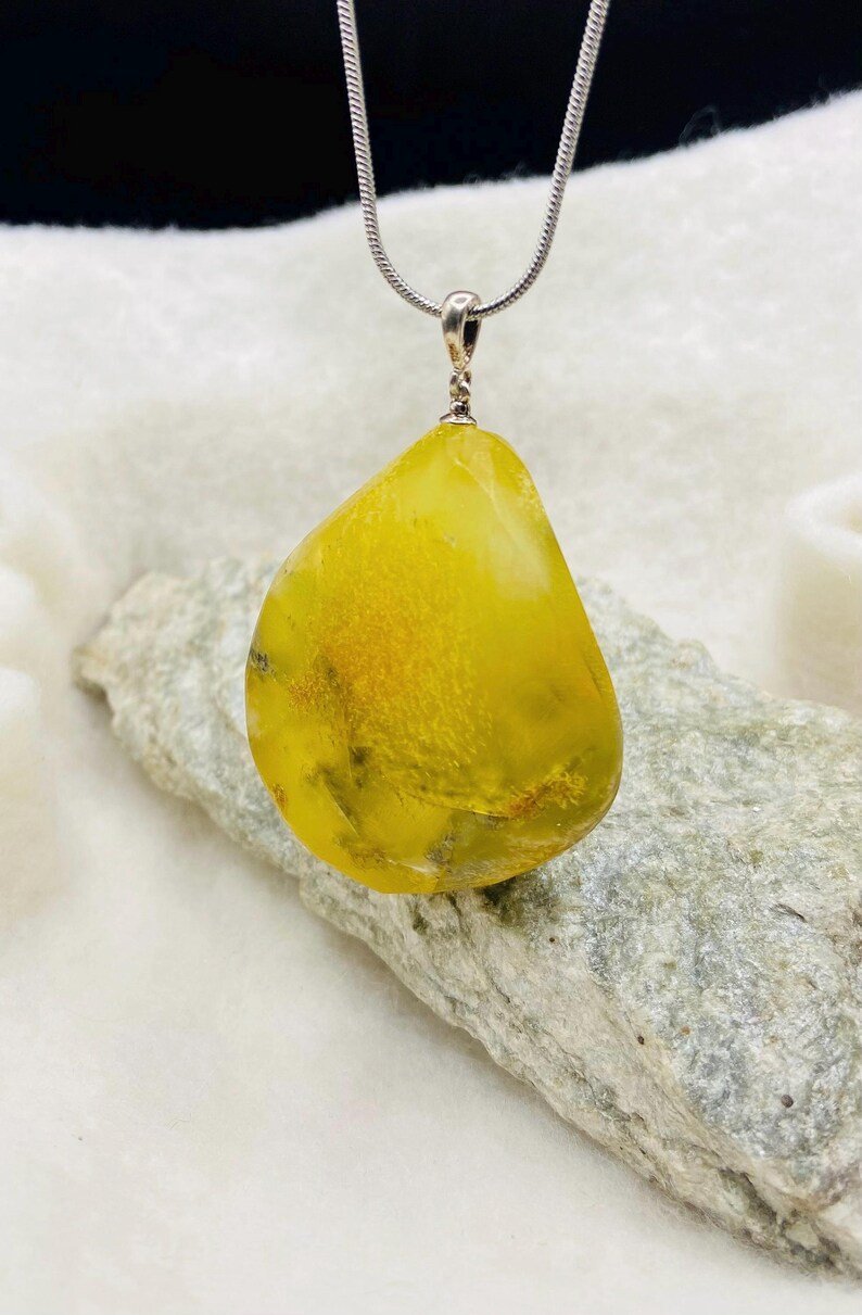 56548094-r-il-e0d92b-7412302814-il_794xN.7412302814_tg8l Liela izmēra zaļganīgi dzeltens Baltijas Dzintara kulons