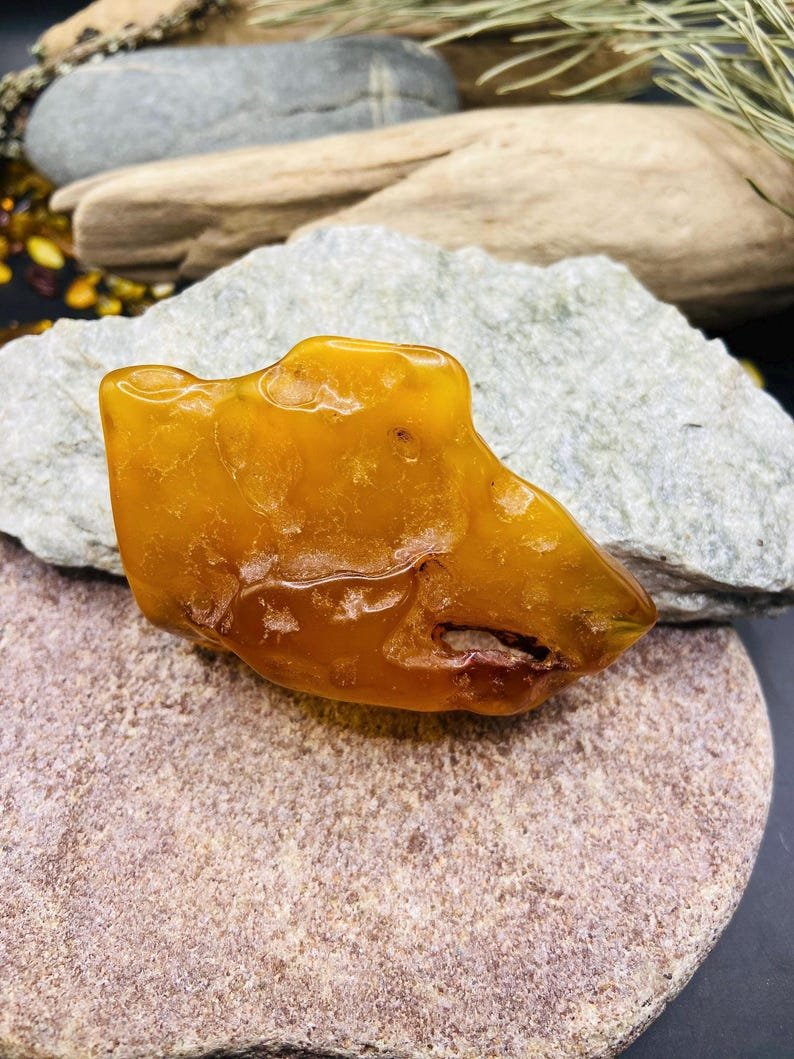 Liels Baltijas Dzintara gabals ar dabiski veidojušos caurumu