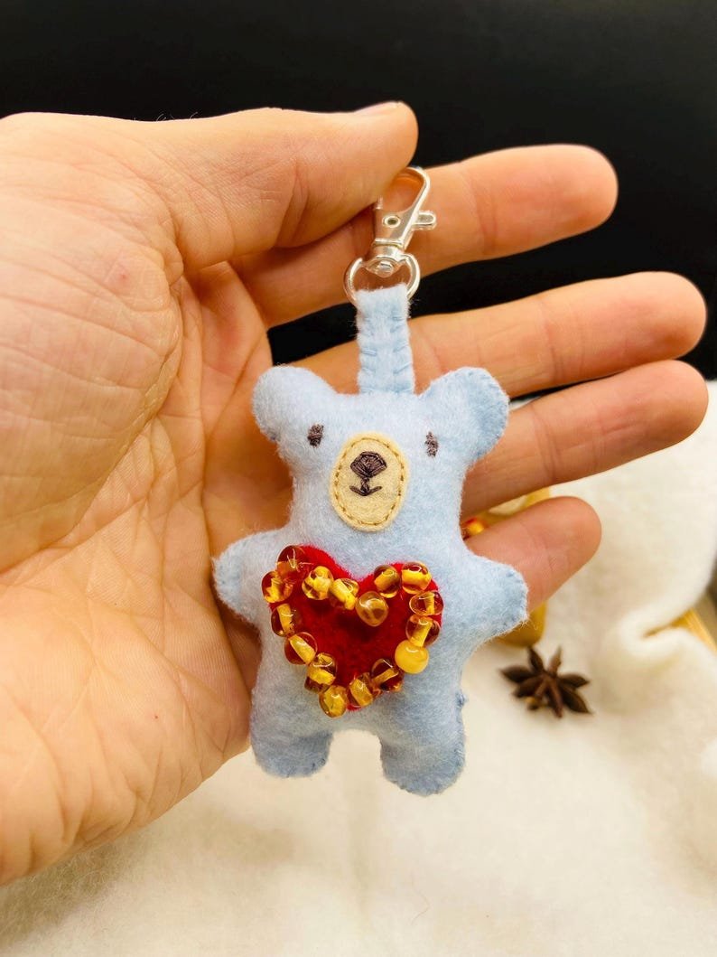 56548094-r-il-e4ac9b-7385333145-il_794xN.7385333145_fanj Roku šūti krāsainie lāči bērniem - filca audums un Dzintara pērlītes