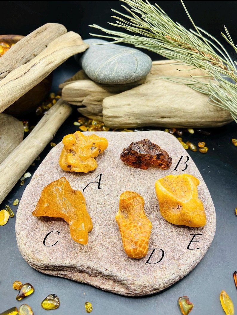 56548094-r-il-e4fa67-7301221285-il_794xN.7301221285_nwvr Autentiskas formas Baltijas Dzintara neapstrādāti akmentiņi