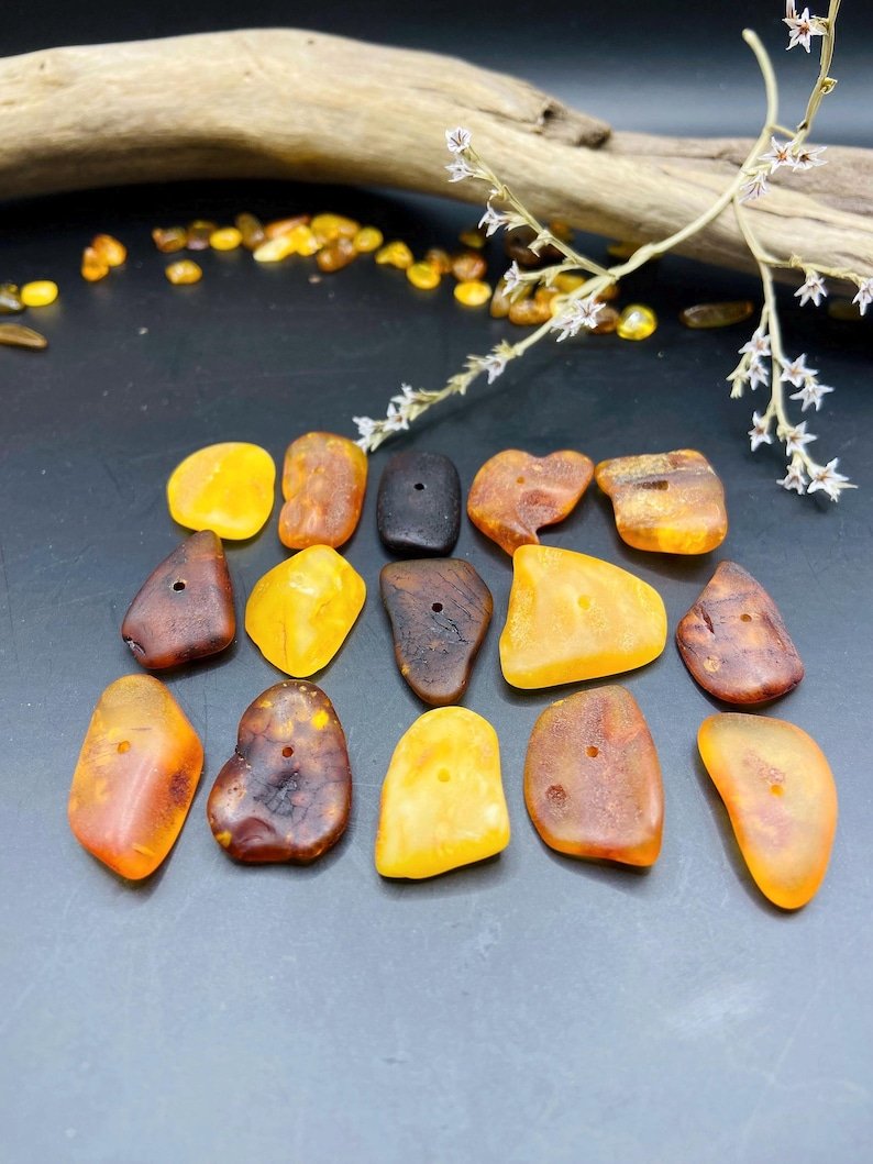 Daudzkrāsainas lielizmēra šķeltās Dzintara pērlītes, daļēji pulētas