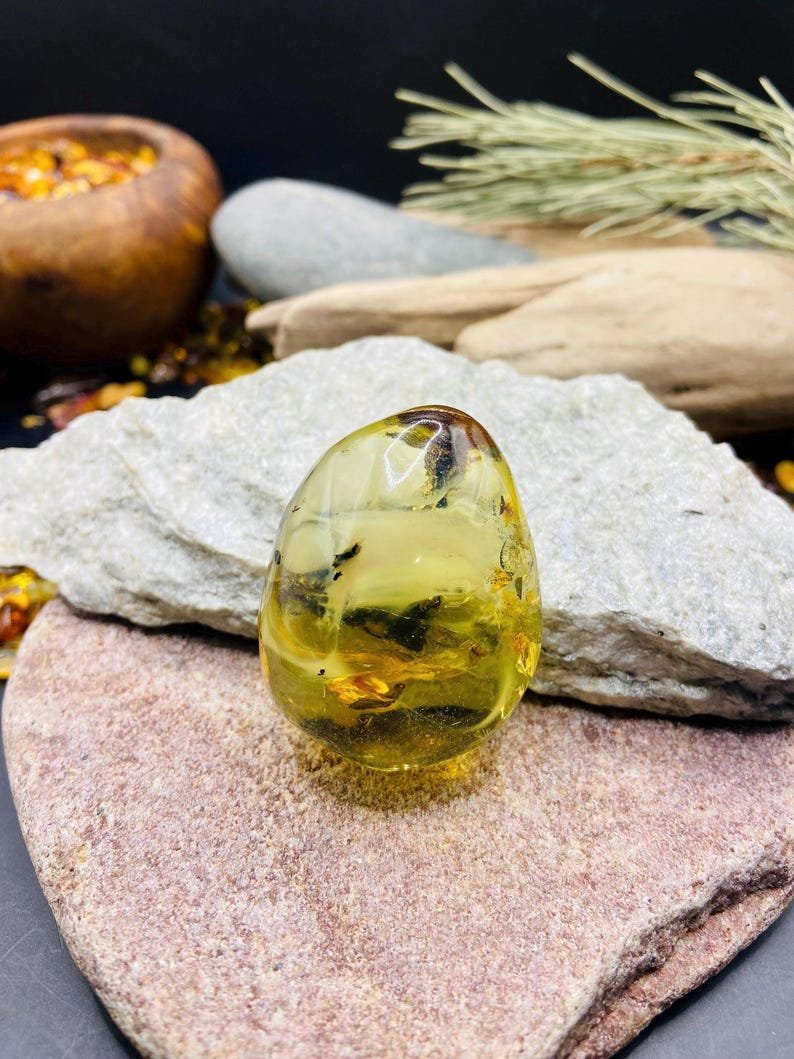 56548094-r-il-ed04af-7358588805-il_794xN.7358588805_6tza Burvīgs Dzintara gabals ar unikāliem ietvērumiem, 20 grami smags