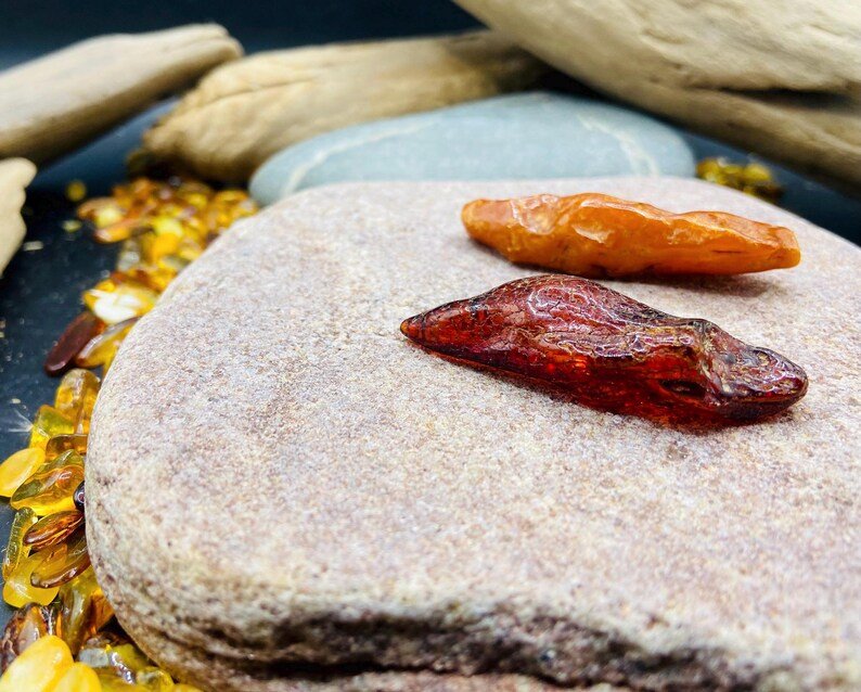 56548094-r-il-ee0c51-7398264557-il_794xN.7398264557_smsd Mazi bet neparasti gari neapstrādāti dzintara gabaliņi