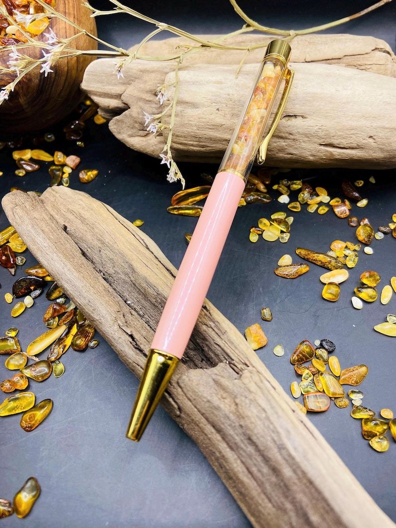 56548094-r-il-f2646c-6939607476-il_794xN.6939607476_blk8 Elegantas lodīšu pildspalvas ar dekoratīviem dzintara gabaliņiem