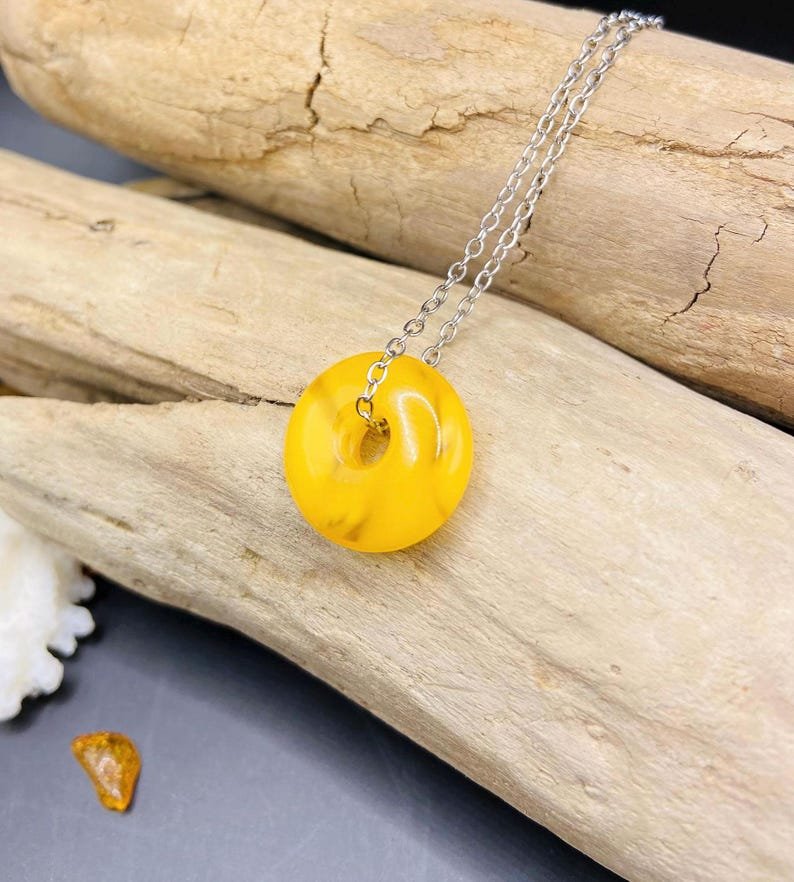 56548094-r-il-f65bd1-6910165387-il_794xN.6910165387_cm03 Izsmalcināts Dzintara dzeltens virtulis ar nerūsējošā tērauda ķēdīti