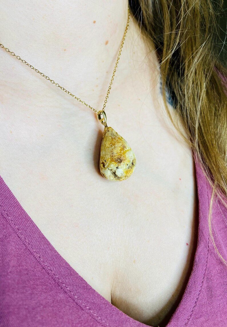 Neapstrādāts un elegants Dzintara kulons abiem dzimumiem