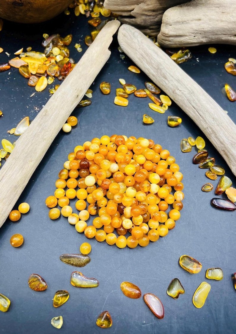 56548094-r-il-fb8299-7167538196-il_794xN.7167538196_b4zs 5-5.5mm Ugunīgas krāsas Baltijas Dzintara apaļās pērlītes