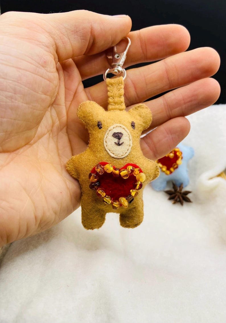 56548094-r-il-fdd592-7337392798-il_794xN.7337392798_fbir Roku šūti krāsainie lāči bērniem - filca audums un Dzintara pērlītes