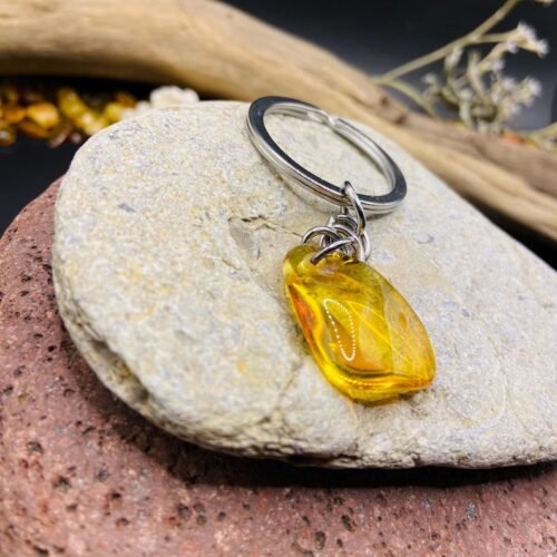 56548094-r-il-fe402c-6777087147-il_794xN.6777087147_7ntt Citrona krāsas Baltijas Dzintara atslēgu piekariņš