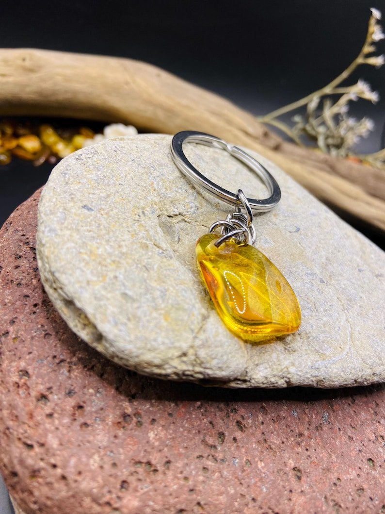 56548094-r-il-fe402c-6777087147-il_794xN.6777087147_7ntt Citrona krāsas Baltijas Dzintara atslēgu piekariņš