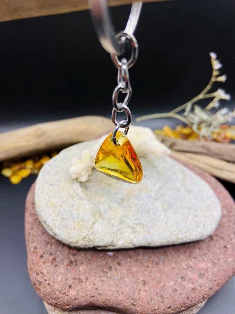 56548094-r-il-ffeef8-6777086699-il_794xN.6777086699_pspu Citrona krāsas Baltijas Dzintara atslēgu piekariņš