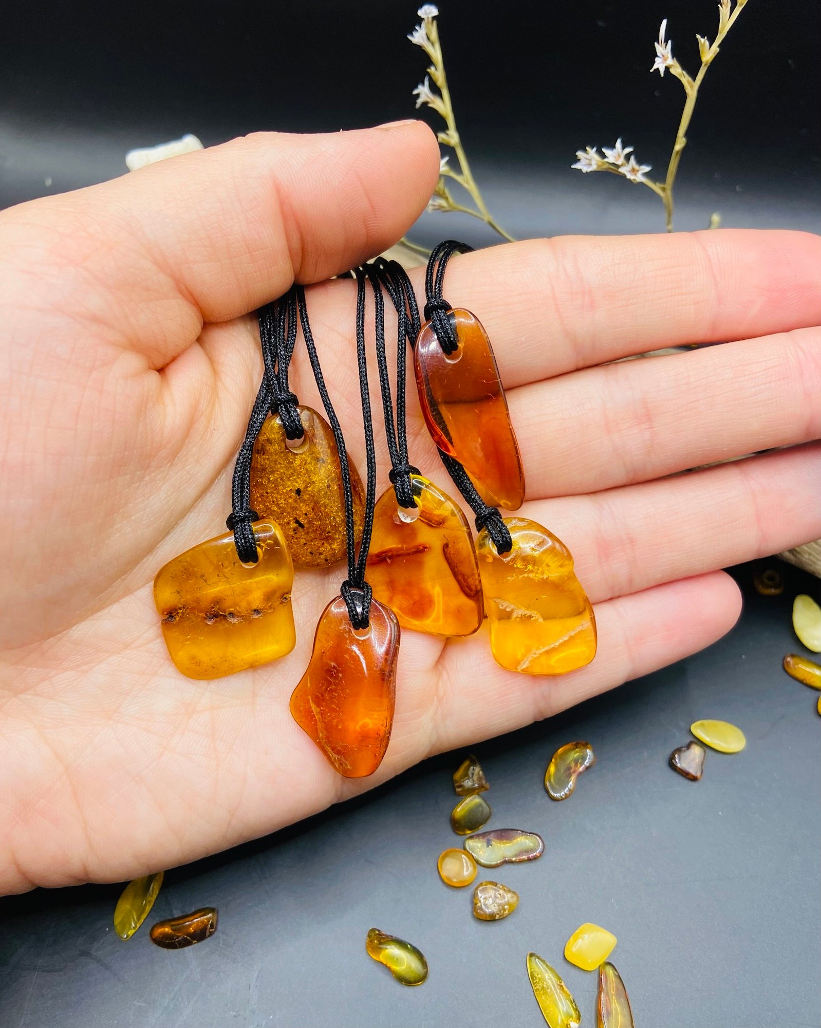 img_2749.jpg Pulēti Dzintara kuloni ar melnu neilona aukliņu