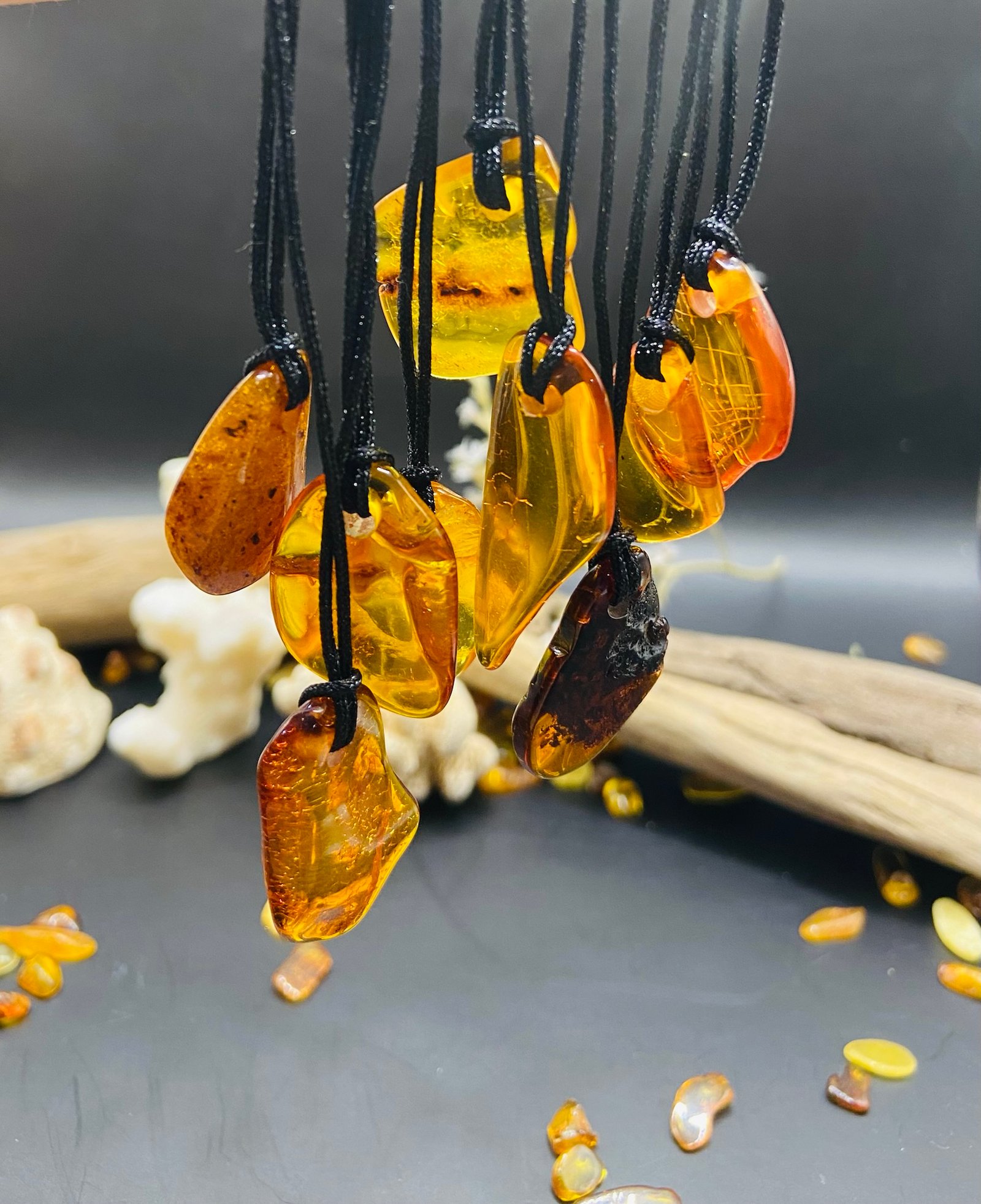 img_2751.jpg Pulēti Dzintara kuloni ar melnu neilona aukliņu