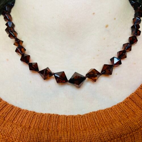 img_2863.jpg Romba formas delikāta dzintara kaklarota tumšā ķiršu krāsā