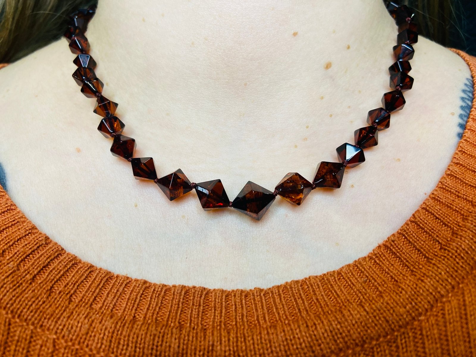 Romba formas delikāta dzintara kaklarota tumšā ķiršu krāsā