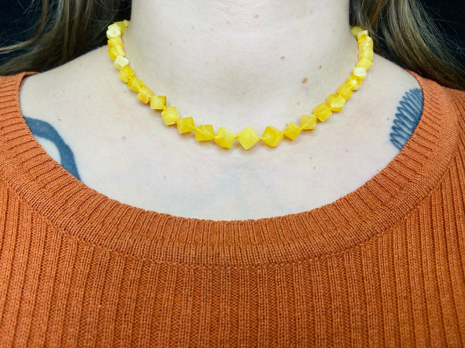 Kubveida formas delikāta dzintara kaklarota dzeltenā krāsā