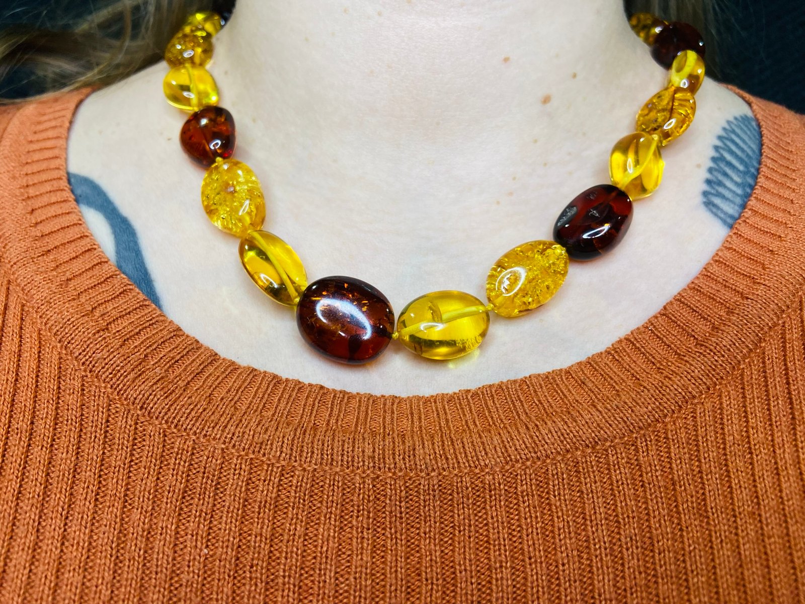 img_2867.jpg Eleganta un krāšņa Dzintara "Flatback" tipa pērlīšu kaklarota