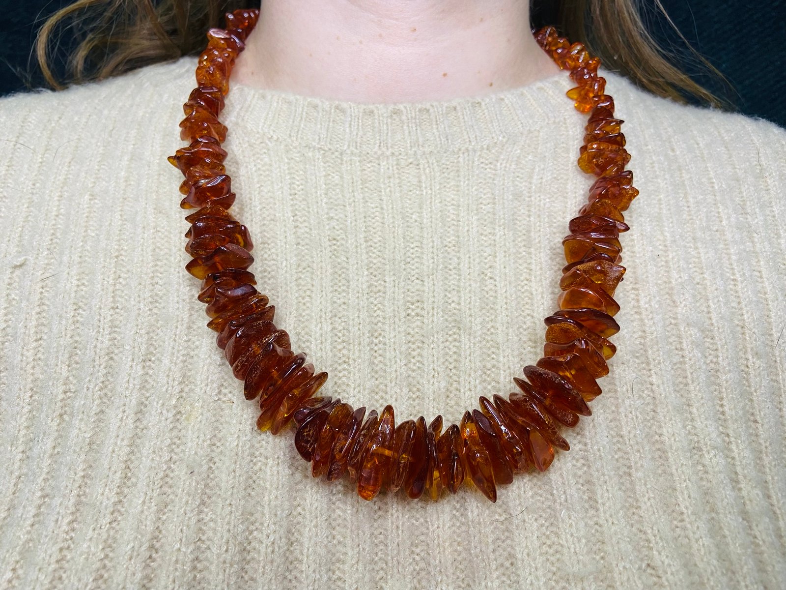 img_2878.jpg Lielizmēra šķelto pērlīšu kaklarota dzidrā konjaka krāsā