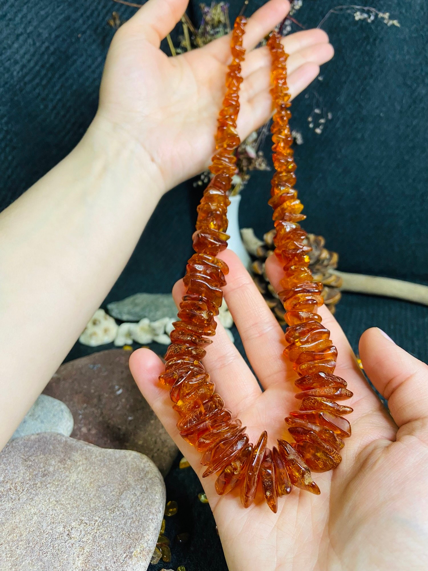 img_2881.jpg Lielizmēra šķelto pērlīšu kaklarota dzidrā konjaka krāsā